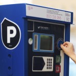 Blaue Parkplätze gebührenfrei auf Straßen, in denen Straßenarbeiten stattfinden