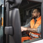 Mitarbeiter beim Fahren eines Entsorgungsfahrzeugs - Operatore alla guida di un automezzo per la raccolta rifiuti