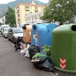 Campane di raccolta con rifiuti abbandonati