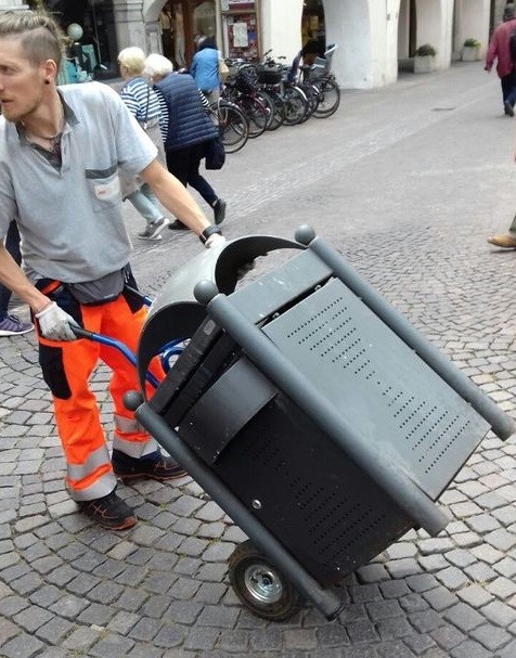 Rimozione bidoni in Piazza Matteotti