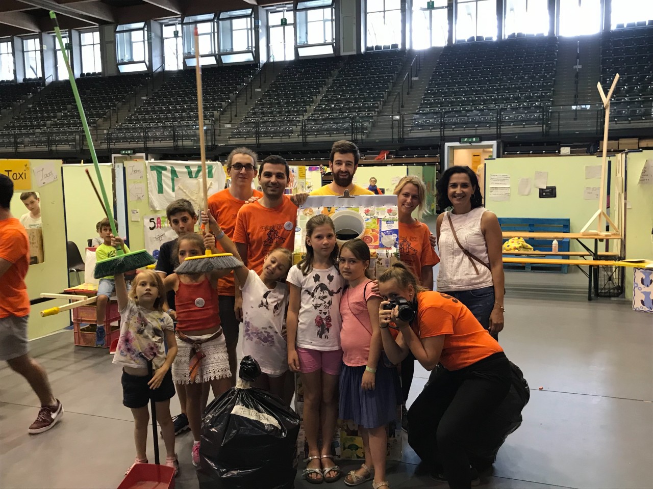 Kinderstadt übergibt SEAB die Tetra Pak® Behälter 