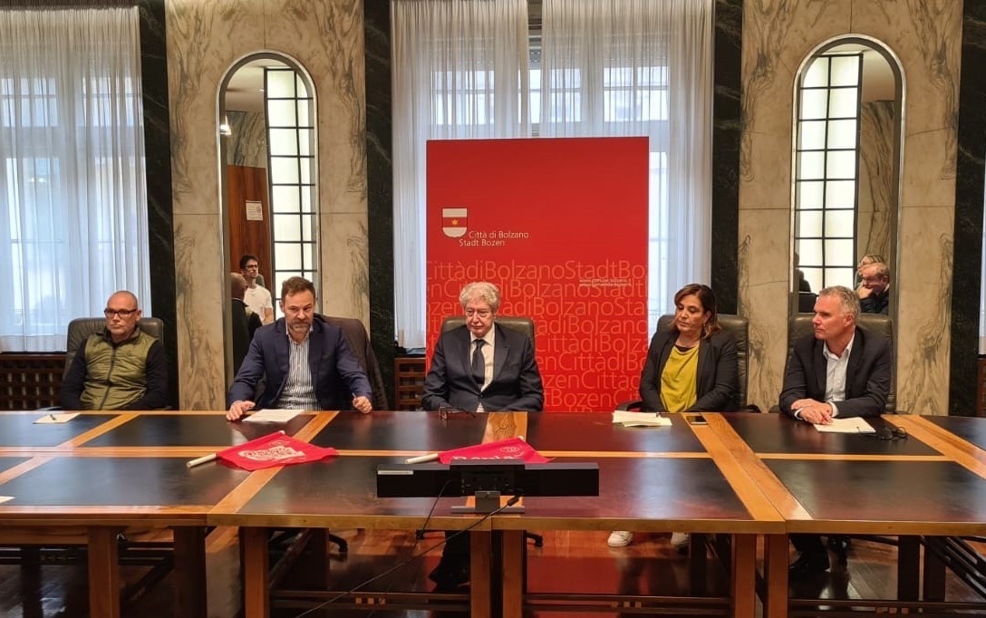  Renato Spazzini, Direttore Ufficio Ambiente Comune di Bolzano; Stefano Novello, Vicepresidente SEAB; Renzo Caramaschi, Sindaco di Bolzano; Chiara Rabini, Assessora all’Ambiente Comune Bolzano e Matthias Fulterer, Direttore Generale SEAB (da sx a dx) 