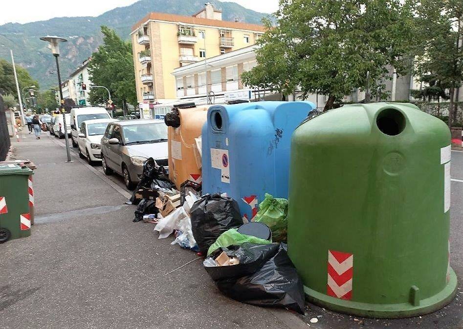 Campane di raccolta con rifiuti abbandonati